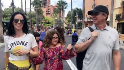 Filha de Ana Furtado e Boninho rouba a cena em viagem com os pais na Disney