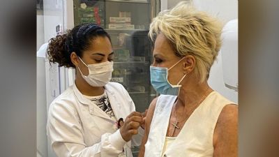 Ana Maria Braga recebe 1� dose da vacina contra covid-19 aos 71 anos