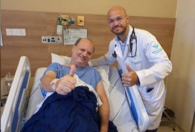 Ap�s ficar 28 dias internado com Covid-19, apresentador de TV recebe alta hospitalar