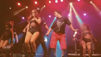 Anitta rebate cr�tica por escalar bailarino com Down