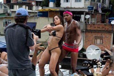 Anitta arrasa ao exibir bumbum com celulite e beleza natural em clipe 'vai malandra'