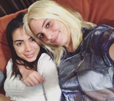 Anitta aparece bem diferente em foto sem maquiagem com amiga