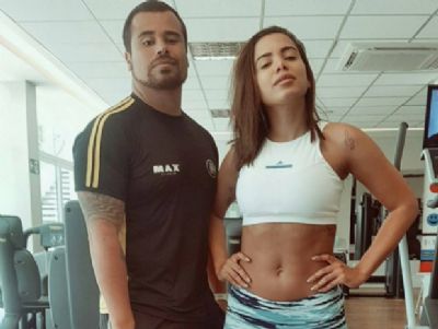 Sem make e de cal�a colada, Anitta deixa barriga de fora em academia