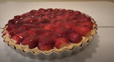 Aprenda a fazer uma torta de morango com creme espelhada