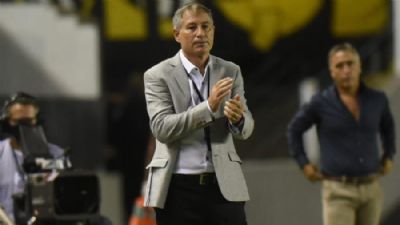Holan se empolga com jovens da base e cita pontos altos: 