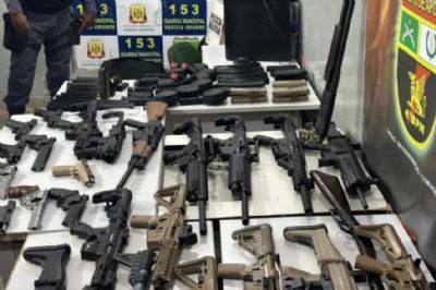 ​PM prende trio de fac��o e apreende arsenal de guerra em VG