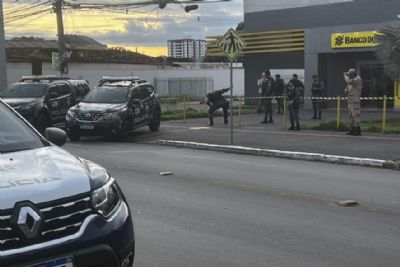 Assaltantes morrem baleados no teto de banco em VG