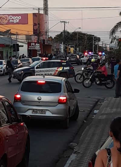 Criminosos invadem loja em Cuiab�, fazem 7 ref�ns e se entregam ap�s negocia��o com PM