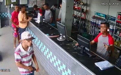 V�deo registra bandidos assaltando loja de autope�as em V�rzea Grande