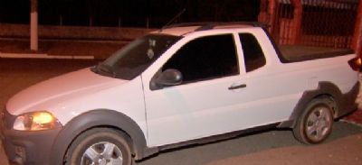 Assaltantes invadem casa, fazem fam�lia ref�m e roubam dois carros em Cuiab�