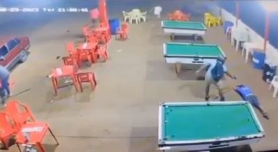 Dois homens s�o mortos a tiros em bar enquanto jogavam sinuca