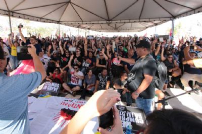 Servidores mant�m greve e dizem n�o temer risco de demiss�o