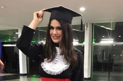 Nat�lia Guimar�es se forma em Jornalismo e brinca: 