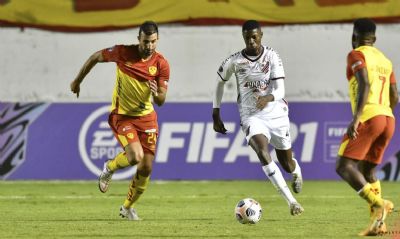Sul-Americana: Athletico joga para o gasto e vence Aucas na estreia