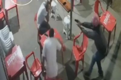 ​Dois homens s�o baleados por criminoso em bar