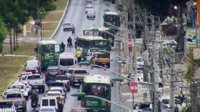 Homem morre atropelado por �nibus na avenida do CPA