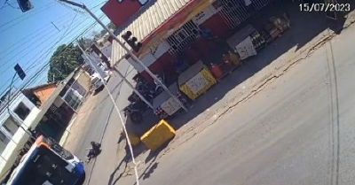 C�mera de seguran�a flagra jovem sendo atropelado por �nibus em V�rzea Grande