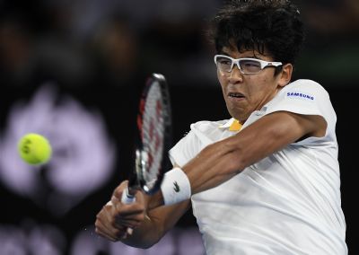 Fen�meno sul-coreano derruba �dolo Djokovic e vai �s quartas pela primeira vez