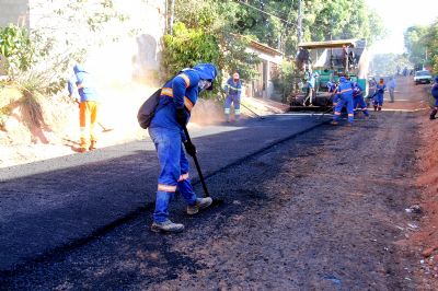 Obras avan�am no Jardim Vit�ria e novas ruas recebem pavimenta��o