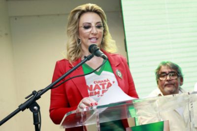 Primeira-dama promete projeto voltado a meninos de Cuiab�