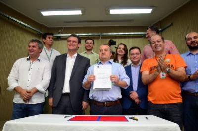 Botelho recebe PL que reajusta sal�rio de servidores da Sema