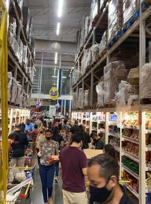 Com restri��o de hor�rio, fam�lias lotam supermercados de Cuiab� e popula��o reclama