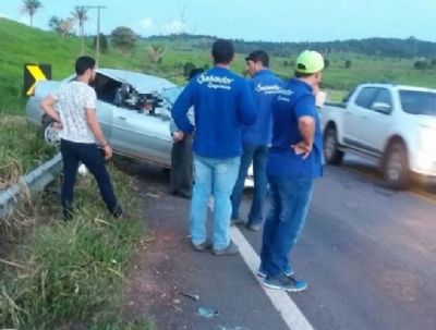 Idosa morre e marido fica ferido ap�s capotamento na MT-320