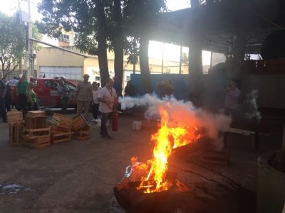 Membros da CIPA no Pronto Socorro s�o capacitados para atuar no combate a inc�ndios