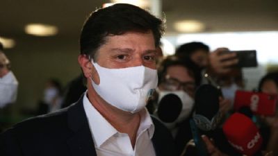 Centr�o e governo n�o t�m agenda de pa�s, diz Baleia