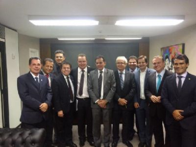 Deputados e senadores se re�nem para descobrir quem 