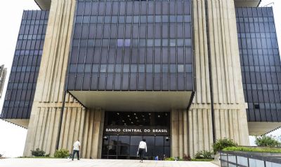 Bancos passam a cobrar d�lar do dia da compra com cart�o