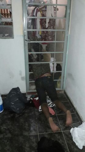 Bandido fica entalado em porta ao roubar roupas em apartamento