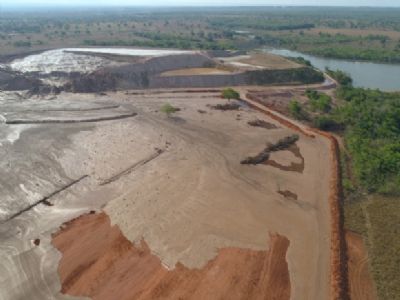 Estouro de barragem de min�rio deixa comunidade sem energia e duas torres soterradas em MT