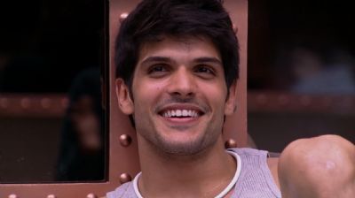 Ap�s fim do noivado com Ana L�cia, ex-BBB Lucas se emociona ao tocar viol�o