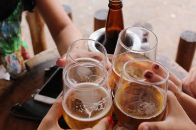 Est� tomando rem�dio e vai consumir �lcool no carnaval? Veja poss�veis efeitos da mistura