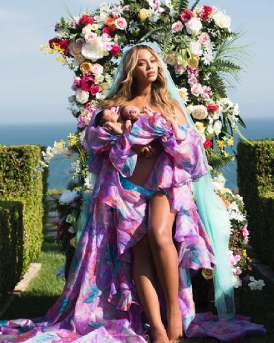 Beyonc� divulga primeira foto com os g�meos, Sir Carter e Rumi