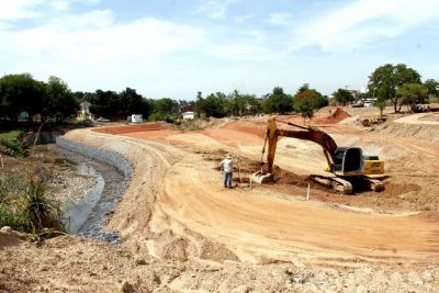 Obra do Parque da Fam�lia evolui e �rea come�a a ganhar forma