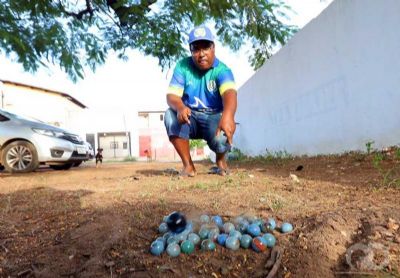 Cuiabano resgata jogos de rua da inf�ncia com torneio de bolita