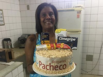 Filha faz festa tem�tica de farm�cia para a m�e que adora rem�dios