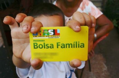 Bolsonaro assina MP que concede 13� pagamento do Bolsa Fam�lia