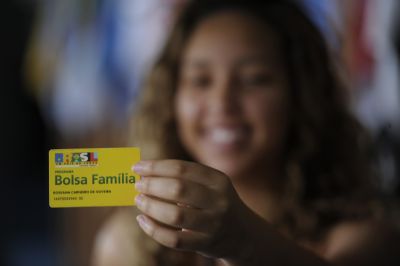 Caixa come�a a pagar hoje d�cimo terceiro do Bolsa Fam�lia