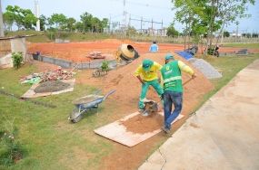 Bols�es de lixo s�o eliminados e d�o lugar a campos de futebol