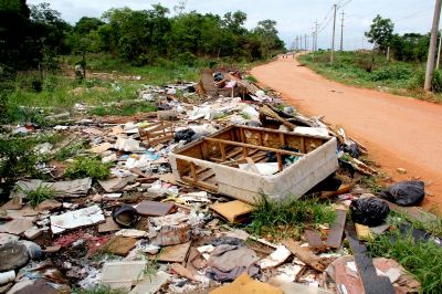 Prefeitura inicia terceira retirada de bols�o de lixo no Santa Terezinha