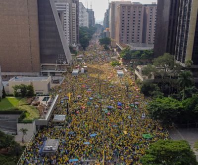 ​Bolsonaro re�ne milhares na Paulista e nega trama golpista