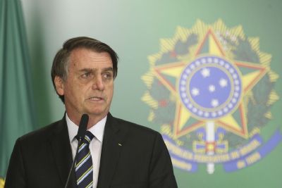 ​Bolsonaro cria 13� sal�rio para o Bolsa Fam�lia