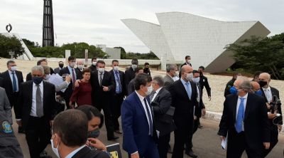 Bolsonaro leva ao STF empres�rios e pede menos restri��es