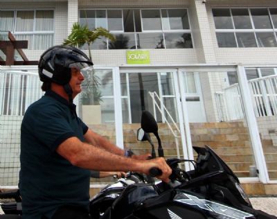 Prefeitura de Guaruj� diz que n�o ir� multar Bolsonaro por andar de moto com capacete solto