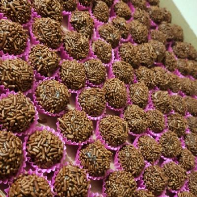 Cuiabana de 19 anos come�a a vender brigadeiros para �sair da mesada� e estudar direito