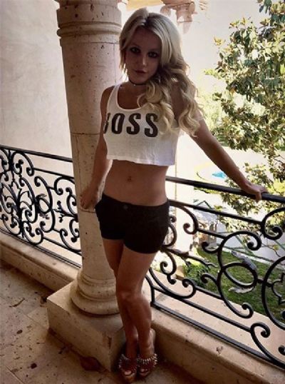 Britney Spears mostra cintura fininha e barriga chapada em clique