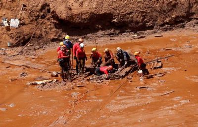 Bombeiros encontram corpo intacto de v�tima de Brumadinho